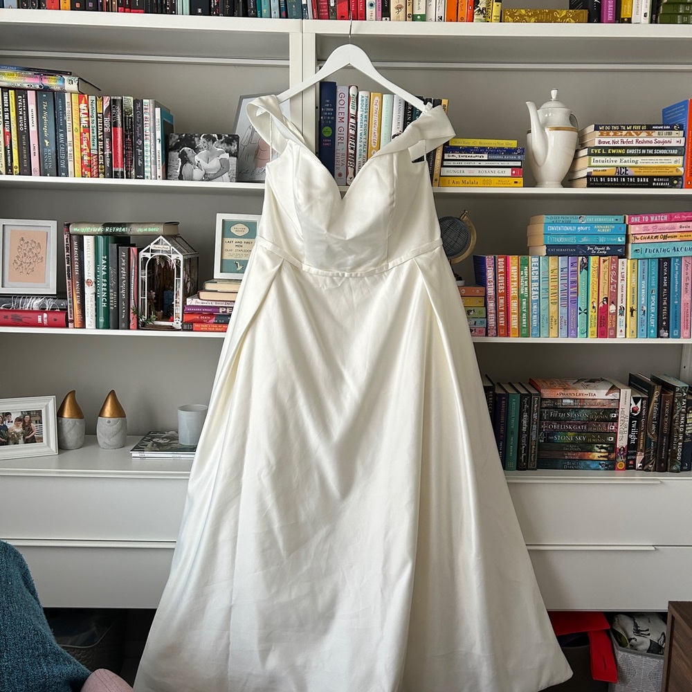 Elegant Off-Shoulder White Wedding Gown Dress